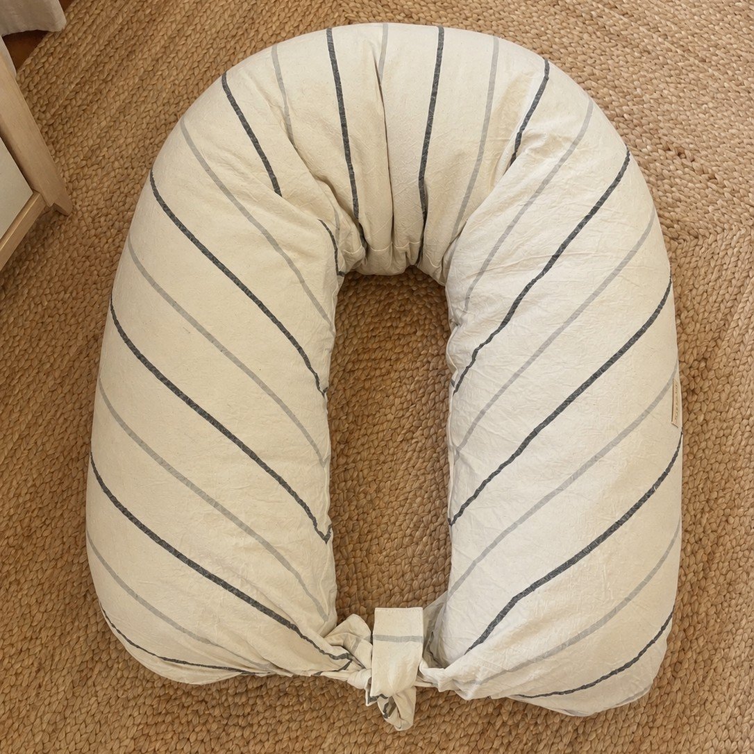 Alternative view of Almohadón Amamantar y Prenatal- Tusor crudo a rayas gris