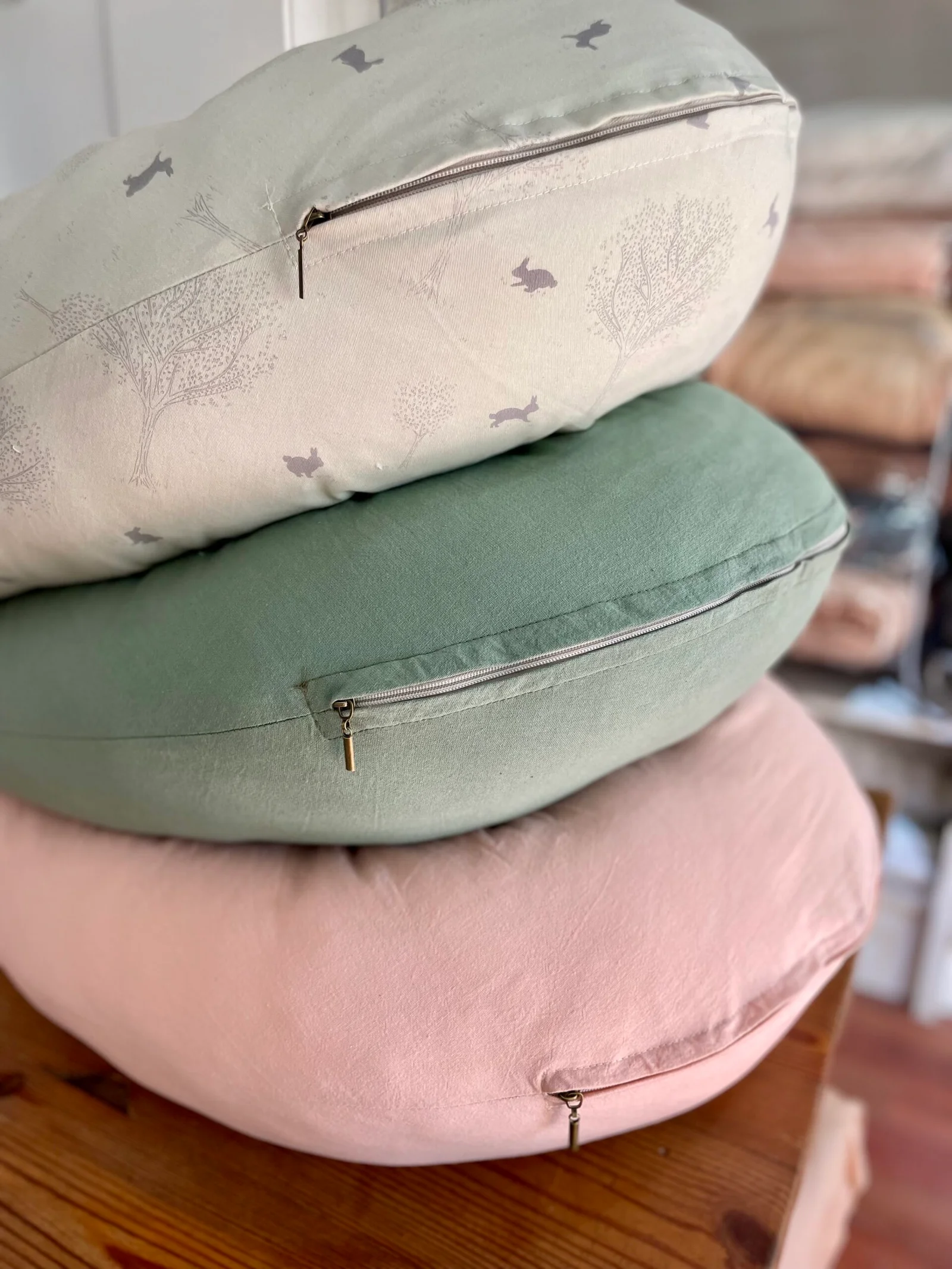 Alternative view of Almohadon de Amamantar y Prenatal- Tusor Verde Malva