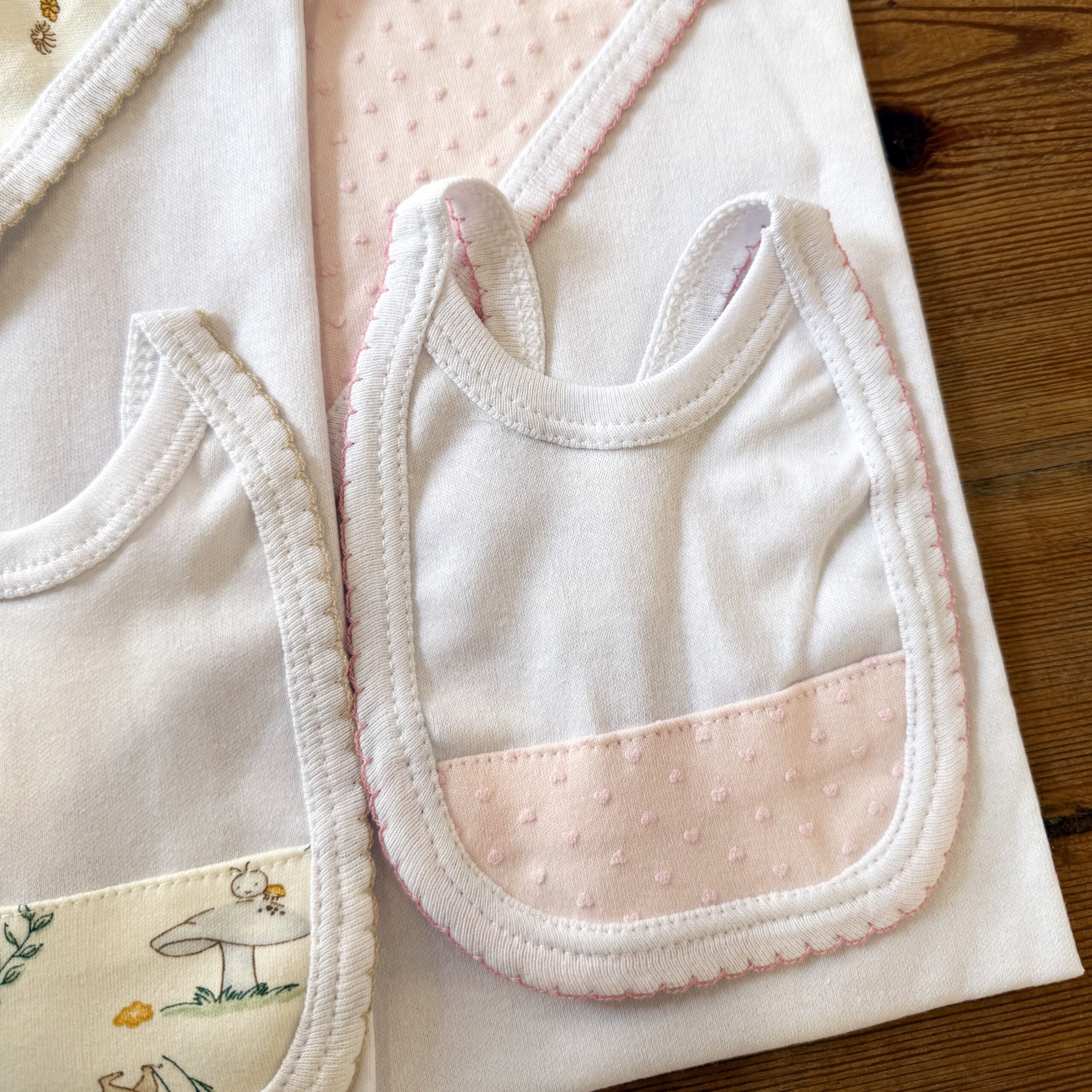 SET Manta de algodón y babero picot- Rosa