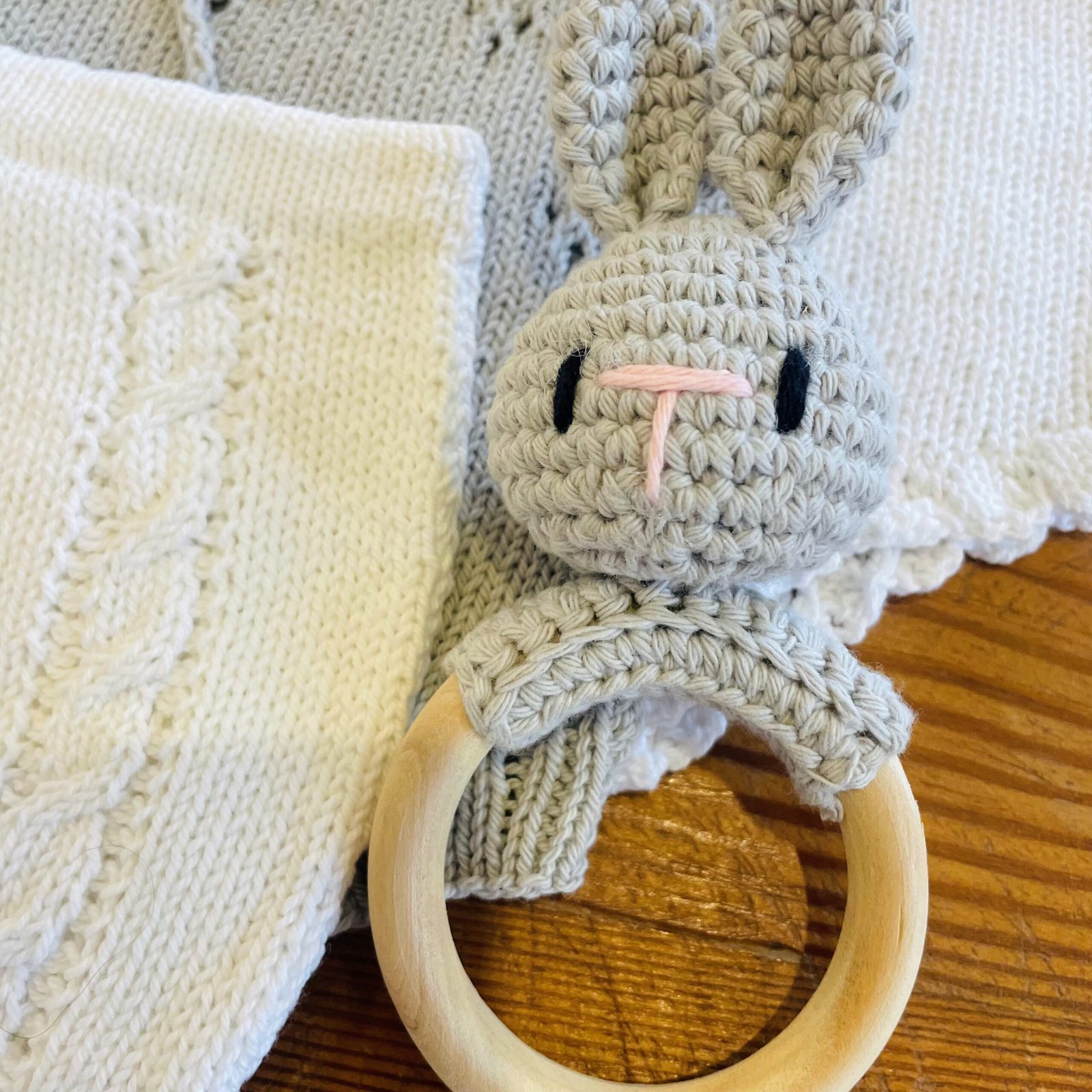 Sonajero Conejo - madera- crochet