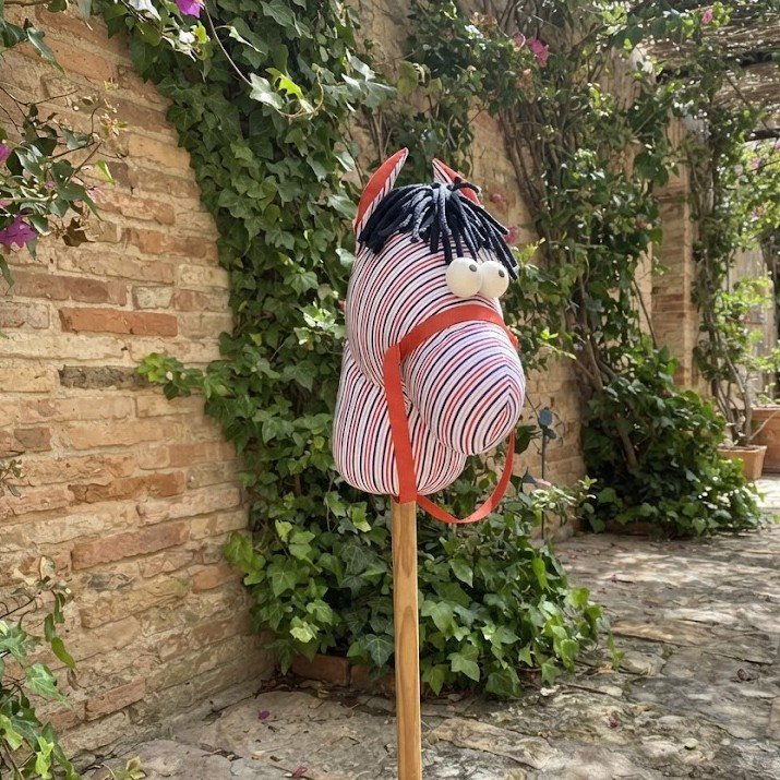 Alternative view of Caballito Madera Rojo